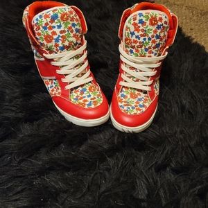 Kohl's Mudd Wedge Red Floral Lace Sneakers